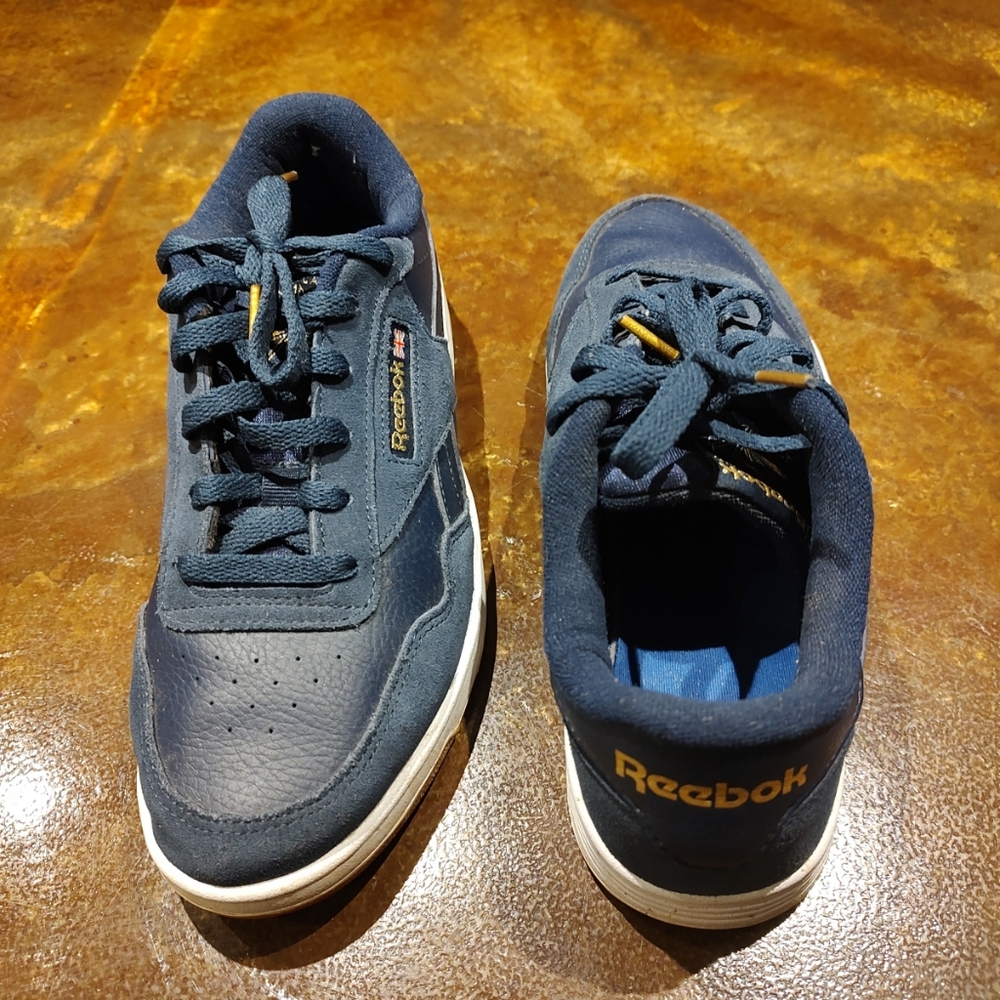 Reebok Size 9.5 Dark Blue Gym Shoes